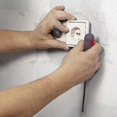 How to install the outlet in the wall?