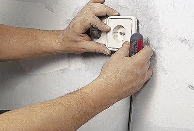 How to install the outlet in the wall?