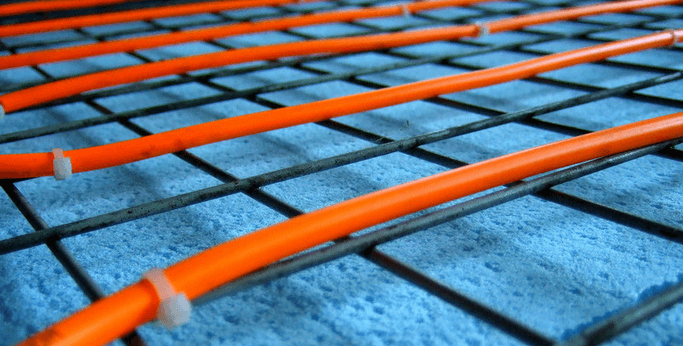 Закрепване на нагревателния кабел с пластмасови скоби