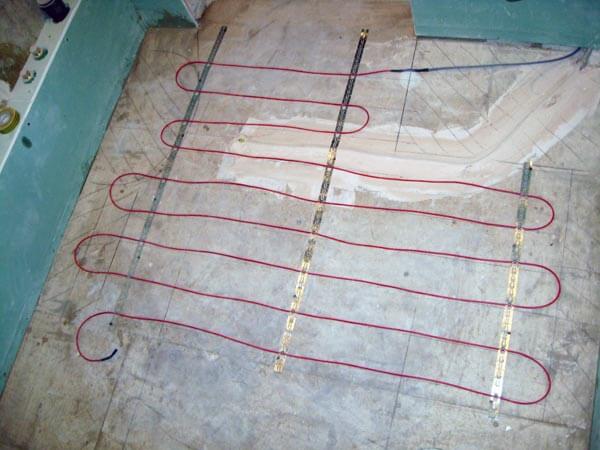 Закрепване на нагревателния кабел с монтажна лента