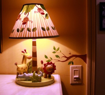 An extraordinary solution when creating a table lamp for children