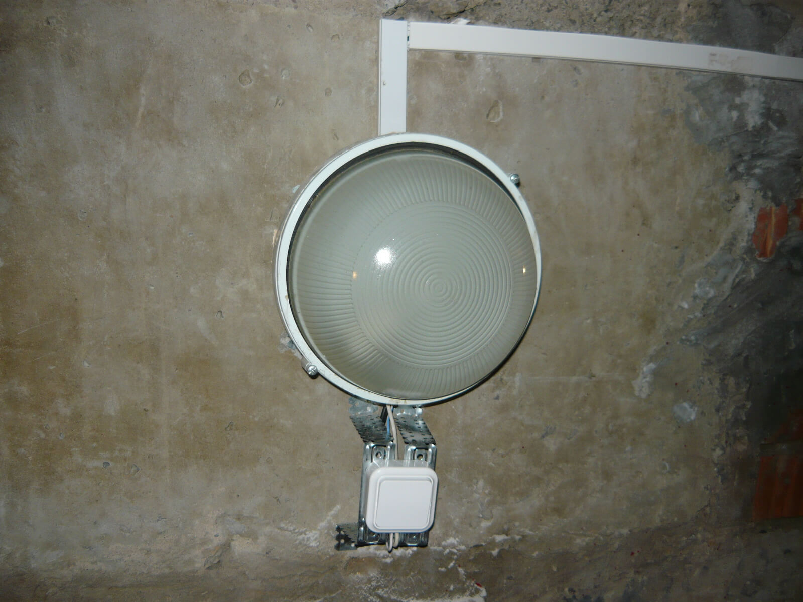 Инсталиране на превключвател в близост до лампата