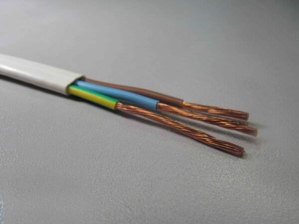 Външен вид на електрически трижилен кабел