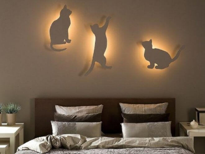 Котки в интериора на спалнята