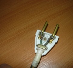 Инструкции за смяна на електрически щепсел