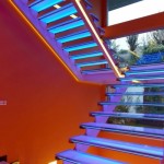 Модерно осветление на синьо стълбище