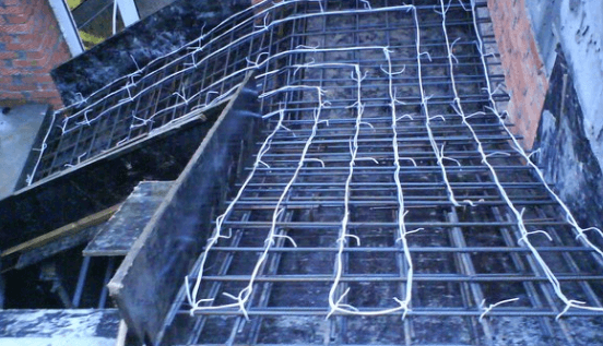 The heating cable in the foundation photo