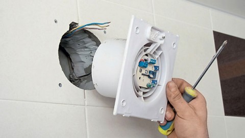 Installation and connection of a fan in the bathroom