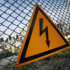 Какви са знаците и знаците на електрическата безопасност?