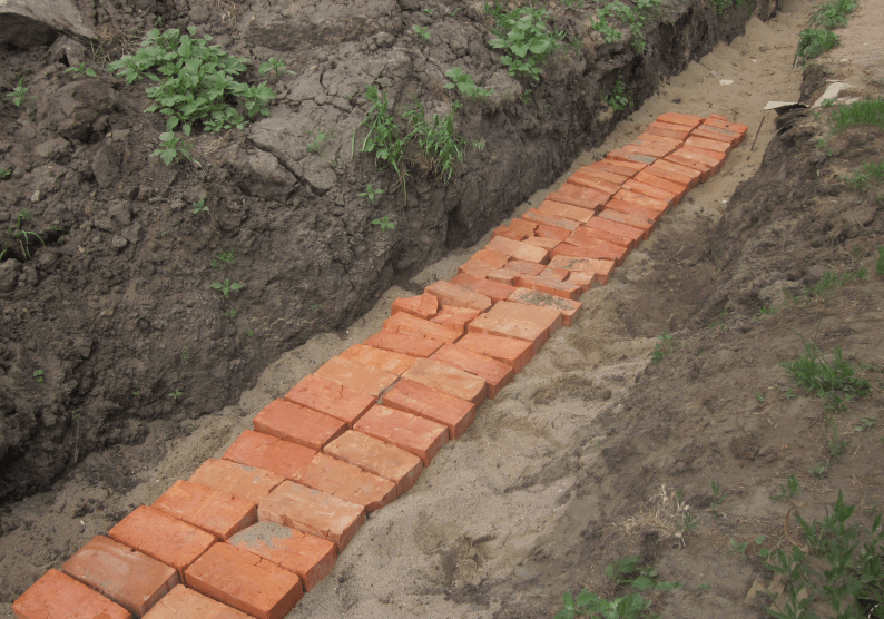 Bricklaying in a trench