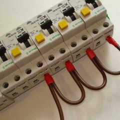 How to connect circuit breakers in the panel?