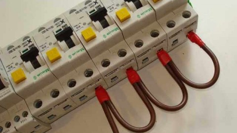 How to connect circuit breakers in the panel?