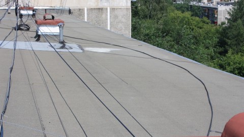Is it possible to lay the cable on the roof of the building according to the PUE
