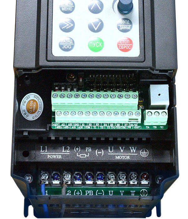 Клеми за преобразувател на честотата за свързване на датчици, мощност и мотор