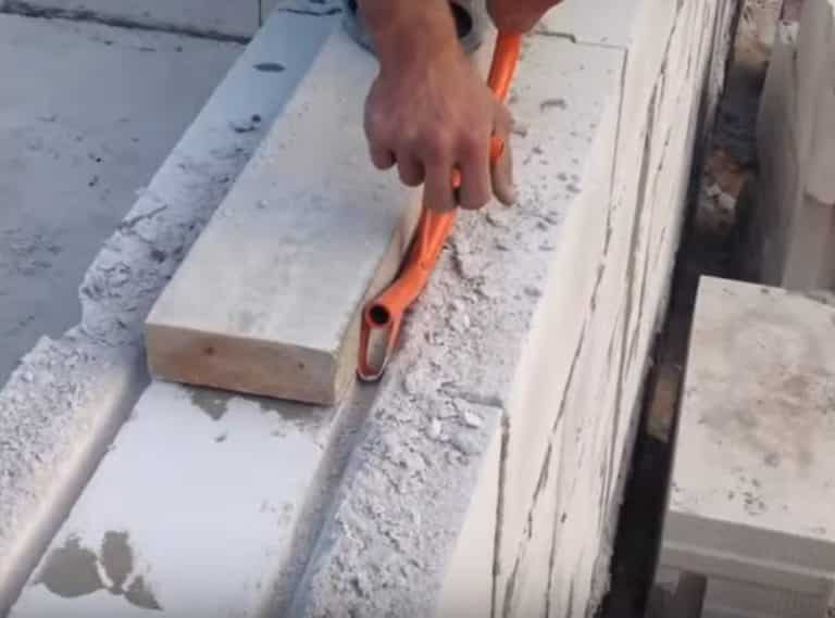 Aerated concrete grooves with hand tools