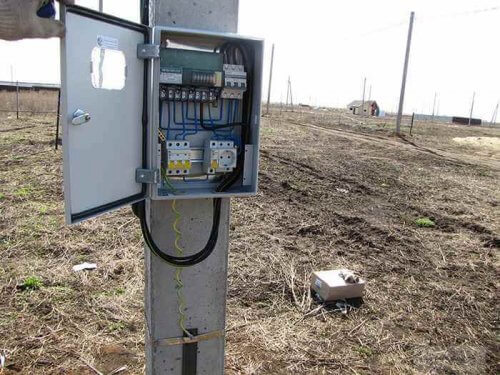 Grounding of the electrical panel on the pole