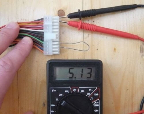 5-волтово измерване на напрежението в шината - червена и черна жица