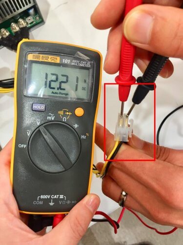 Voltage measurement on a 12 volt bus (yellow and black wire), using an example 4 pin processor power